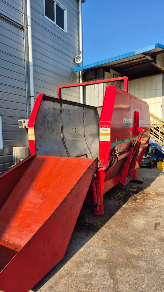  TMR RINDO FEED MIXER, RAT-130  앞좌측면