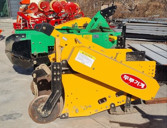 두루기계 땅속작물수확기 DR-750VC 앞좌측면