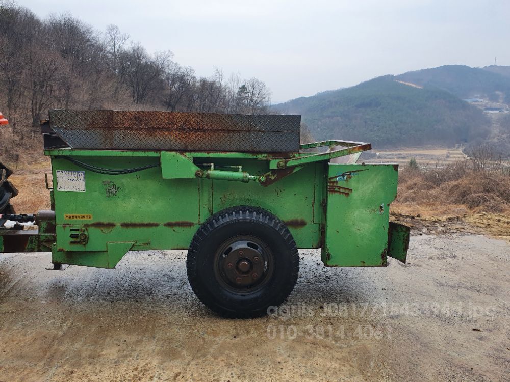 초전농기계 퇴비살포기 CJS-1400 뒤우측면