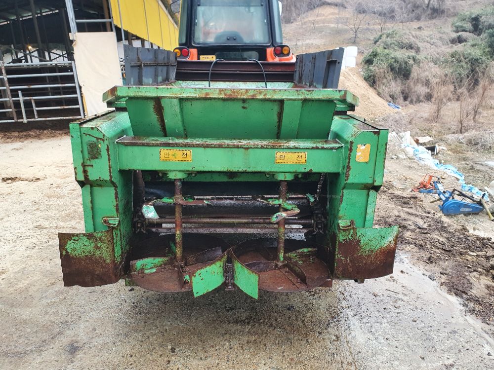 초전농기계 퇴비살포기 CJS-1400 앞좌측면