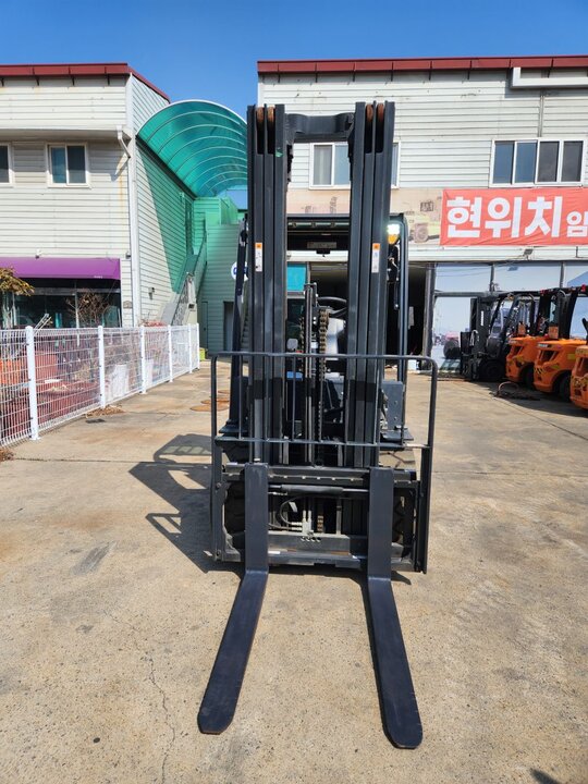  Forklift D30S-7 (3톤) 앞좌측면