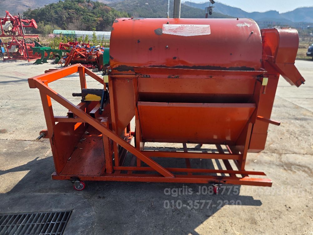 부흥 콩탈곡기 , 탈곡기 트랙터용 BHDT-2000 뒤우측면