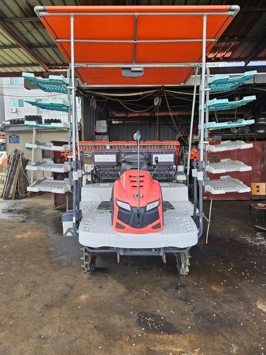 Kubota Rice transplanter KNW6SF (6Rows) 앞좌측면