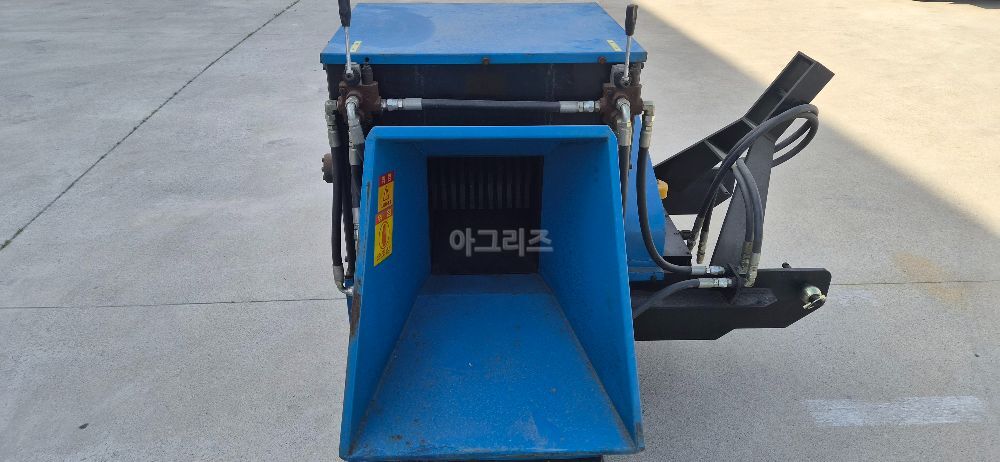 대륙기계 톱밥제초기  DLK-100 뒤우측면