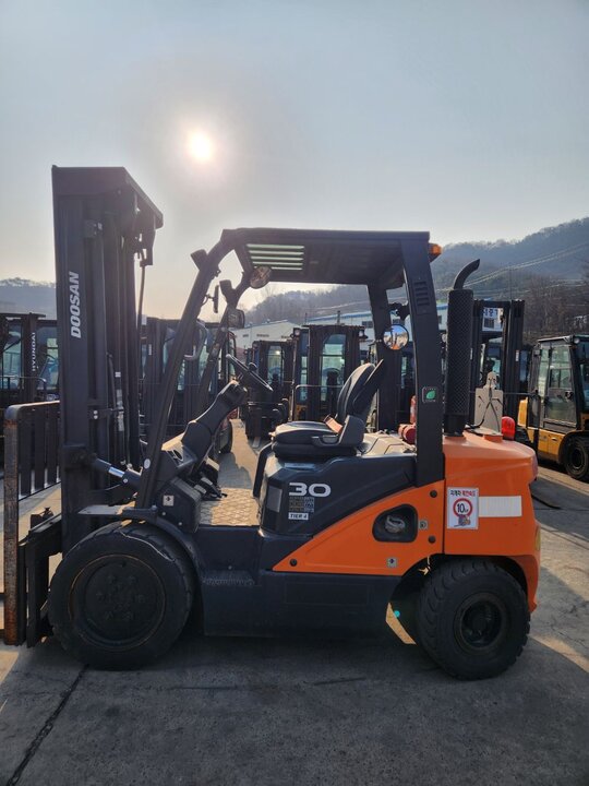 두산지게차 지게차 D30S-7 (3톤) 앞좌측면