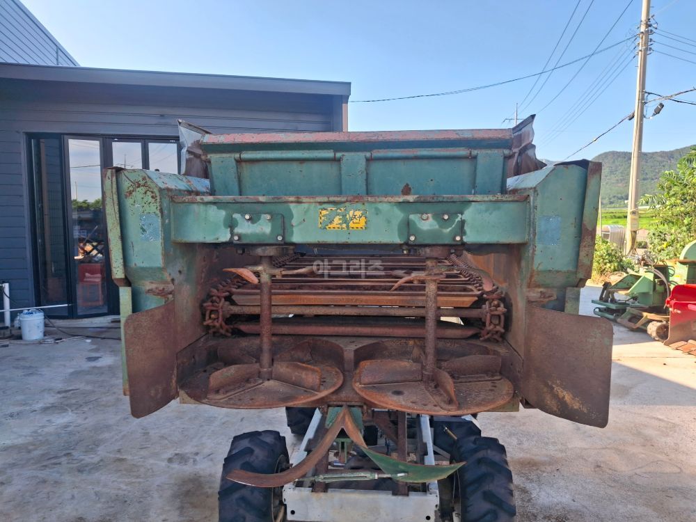  SS기퇴비살포기 HTI1000MS  뒤우측면