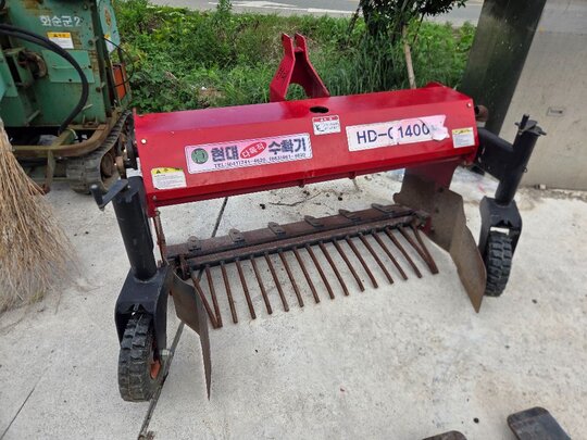 Hyundai 땅속작물수확기, 다목적수확기 HD-C1400  앞좌측면