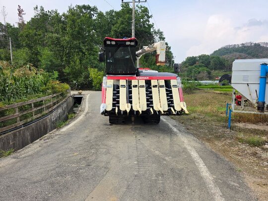 얀마 콤바인 AW7114 (7조식) 앞좌측면