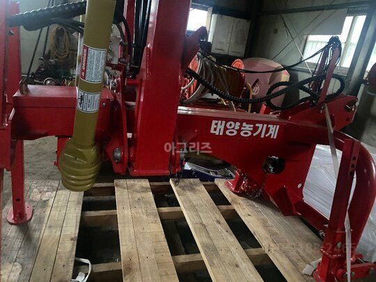 태양농기계 레이크 JYR-5500-9 앞좌측면