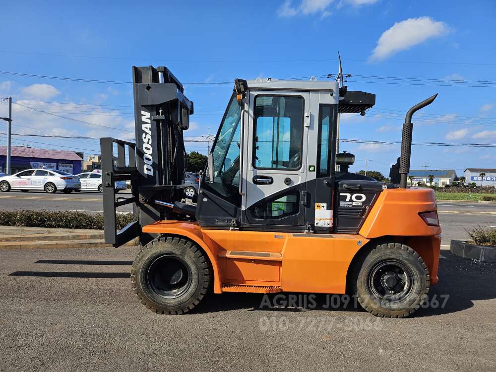  지게차 두산 7톤지게차  뒤우측면